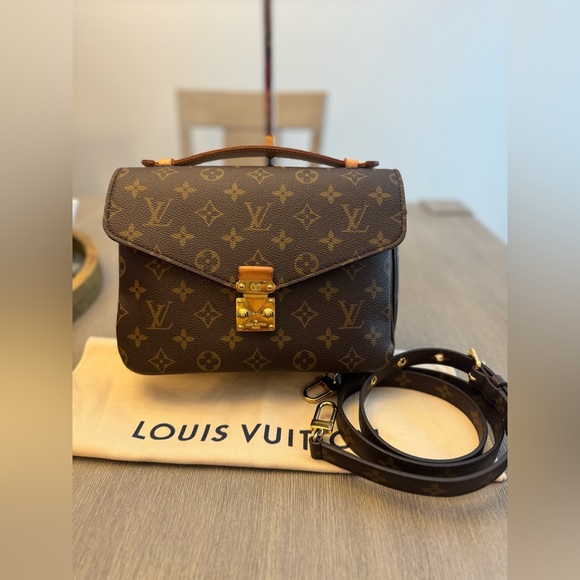 LV Pochette Metis Monogram - Picture 6 of 10